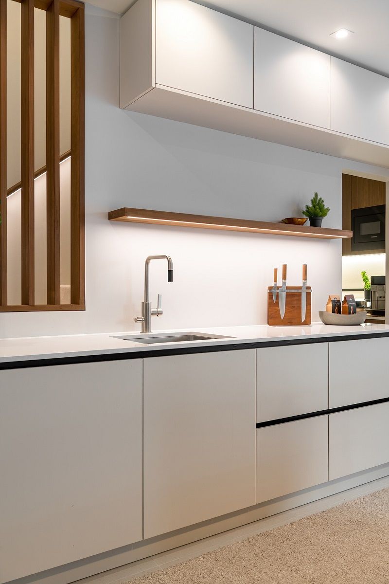 Kitchen worktop lighting is integrated into the underside of the open shelf. In addition, Kantti spots placed on top of the worktop
